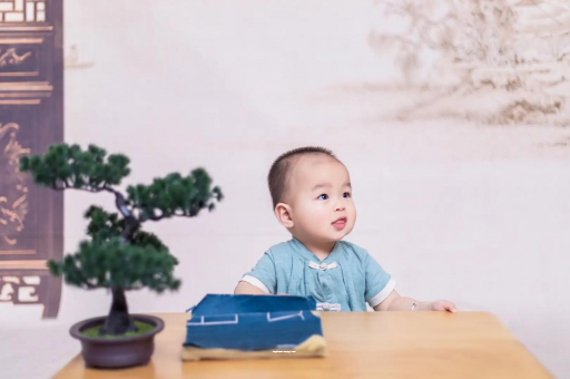 楚雄怀孕肚子中间凹两边凸